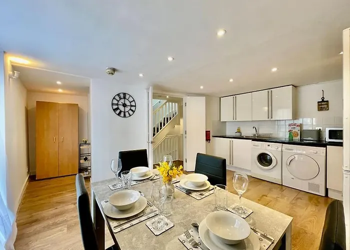 Stylish Cosy 2 Bed Ilford Home With Free Parking
