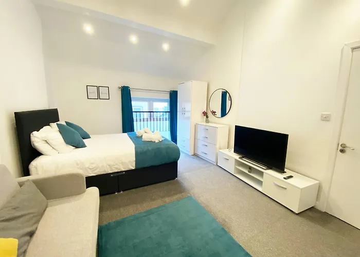Stylish Cosy 2 Bed Ilford Home With Free Parking