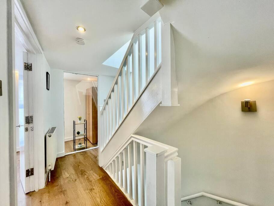 Stylish Cosy 2 Bed With Free Parking Vakantiehuis