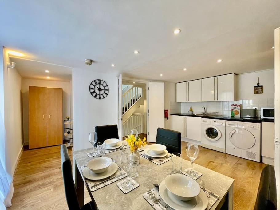 Stylish Cosy 2 Bed With Free Parking Holiday home