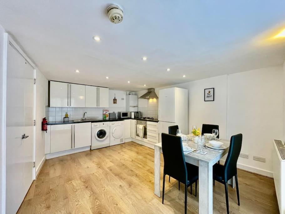Stylish Cosy 2 Bed With Free Parking Vakantiehuis *