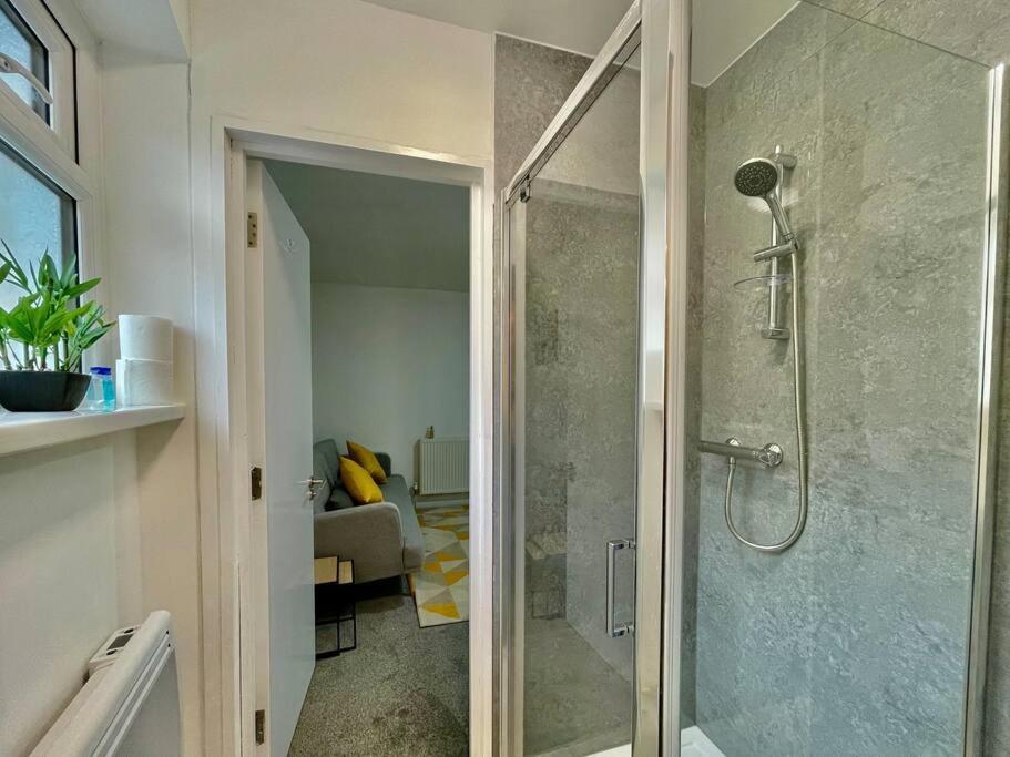 Stylish Cosy 2 Bed With Free Parking * Ilford